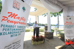 MAJLIS PENYERAHAN PERABOT TAMAN & PERTUKARAN NOTA KOLABORASI ANTARA LEMBAGA PERINDUSTRIAN KAYU MALAYSIA (MTIB) DAN (PPj)