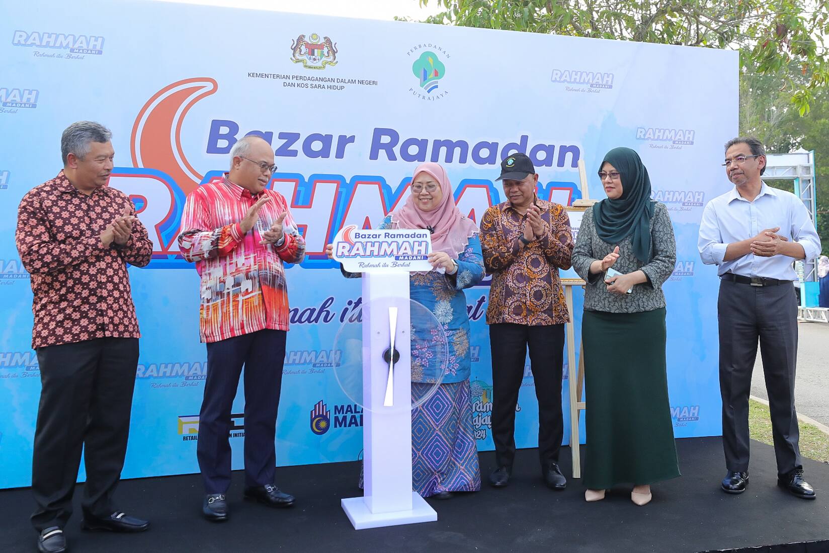 Sesi Walkabout Yang Berhormat Senator Puan Hajah Fuziah Binti Salleh, Timbalan Menteri Perdagangan Dalam Negeri dan Kos Sara Hidup ke Bazar Ramadan RAHMAH (BRR), Presint 14, Putrajaya