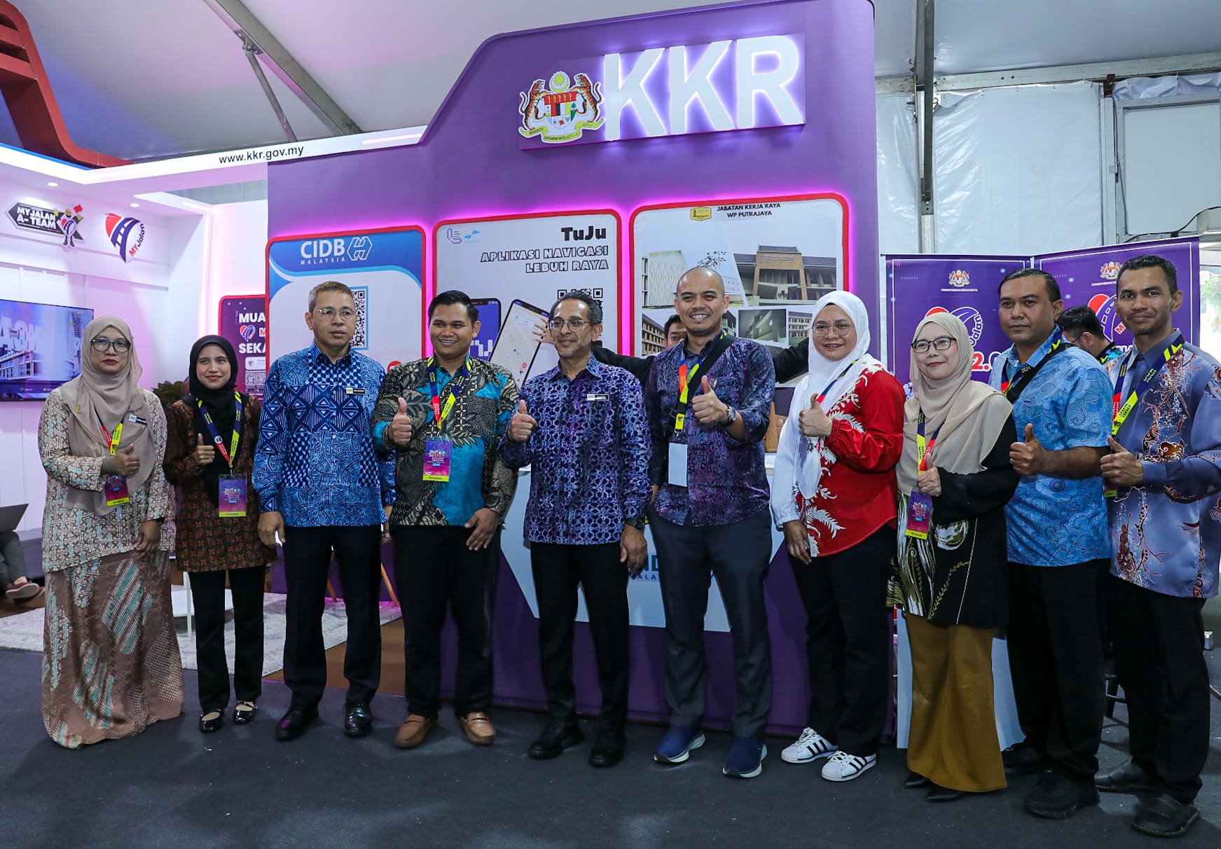 Sesi ‘Walkabout’ oleh YBhg. Dato’ Haji Mohd Sakeri bin Abdul Kadir, Presiden Perbadanan Putrajaya ke sekitar reruai pameran kementerian dan agensi sempena Hari Terbuka Putrajaya 2026