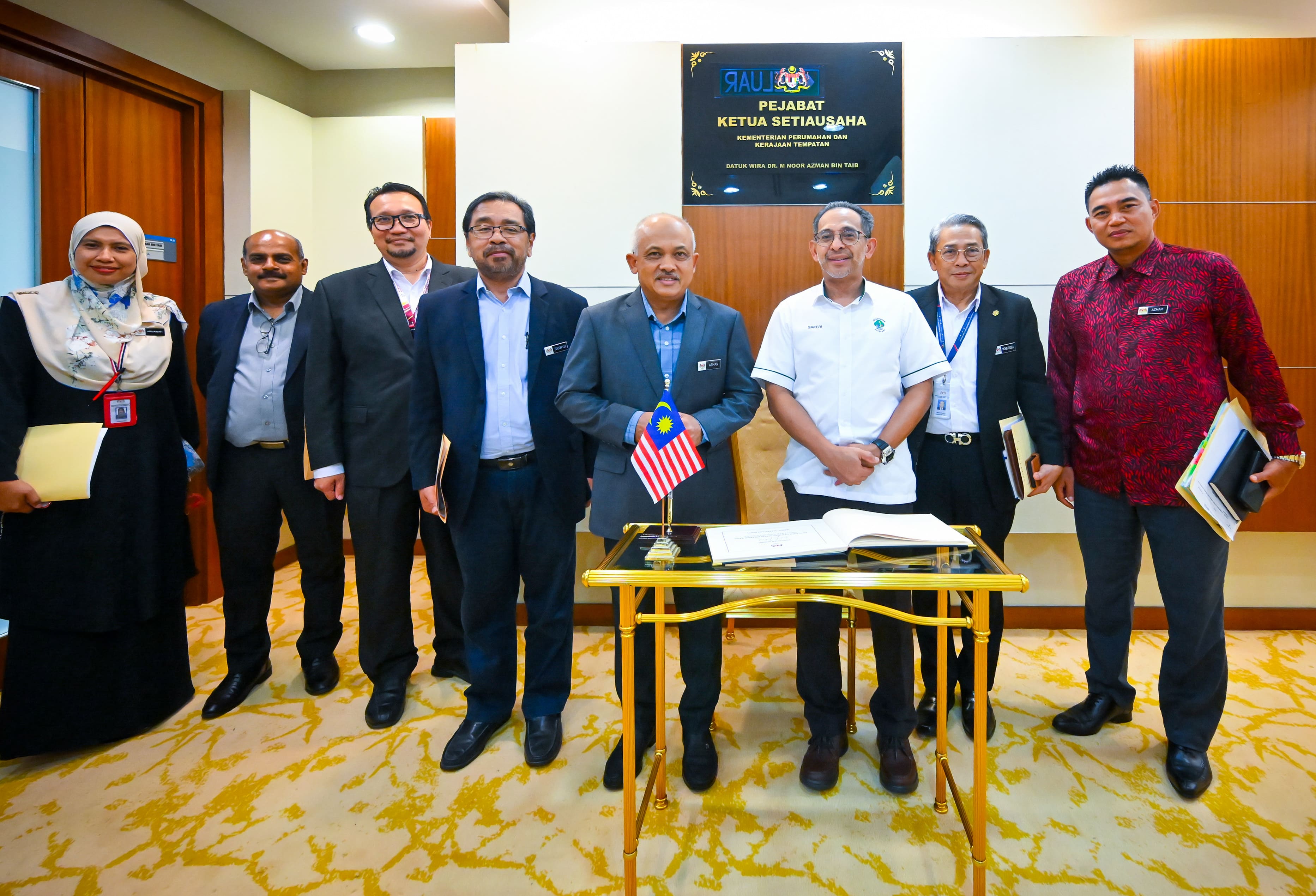 Kunjungan hormat oleh Dato’ Hj. Mohd Sakeri bin Abdul Kadir, Presiden Perbadanan Putrajaya kepada YBhg. Datuk Wira Dr. M Noor Azman bin Taib, Ketua Setiausaha Kementerian Perumahan dan Kerajaan Tempatan