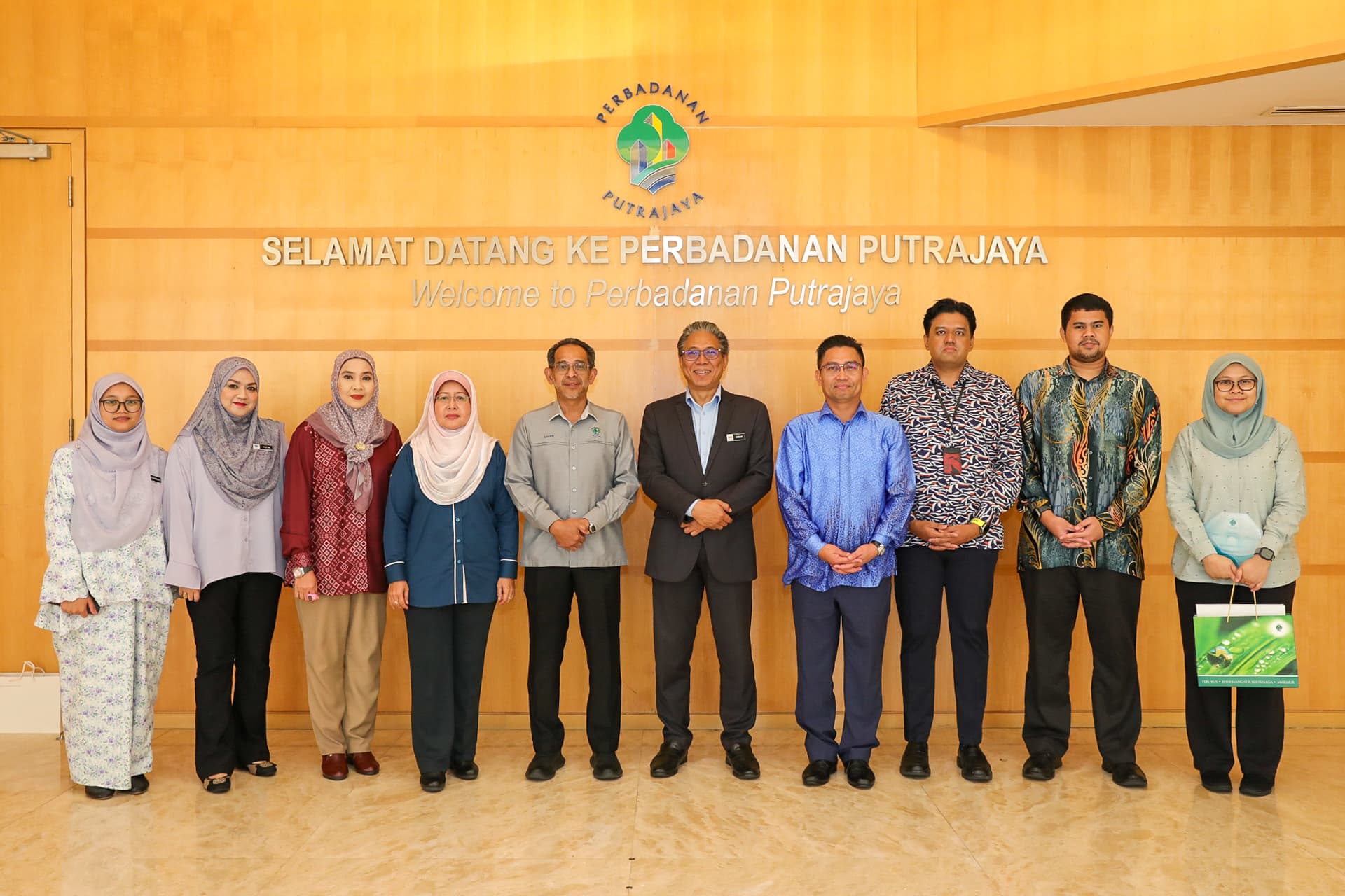 KUNJUNGAN HORMAT OLEH YBRS. KETUA PROTOKOL, JABATAN PROTOKOL DAN KONSULAR, KEMENTERIAN LUAR NEGERI KE ATAS YBHG. DATO' PRESIDEN PERBADANAN PUTRAJAYA