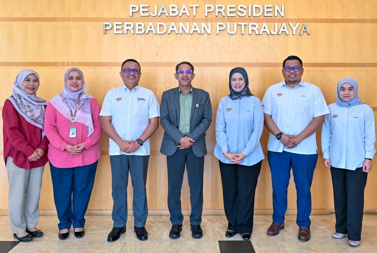 Kunjungan Hormat dari Puan Julina binti Johan, Ketua Pengarah, Jabatan Penerangan Malaysia ke pejabat YBhg. Dato' Haji Mohd Sakeri bin Abdul Kadir, Presiden Perbadanan Putrajaya