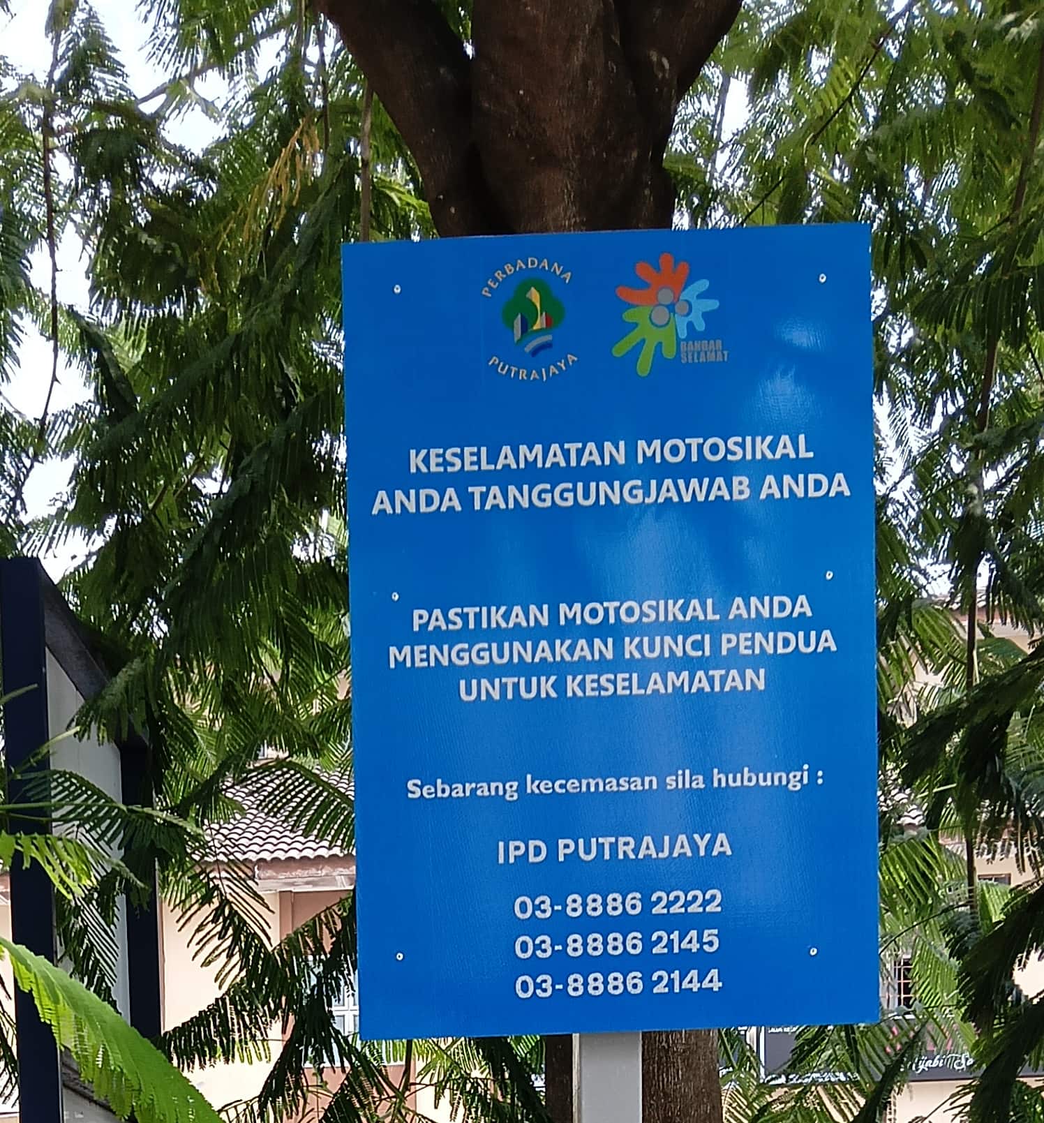 PENGGANTIAN PELEKAT PAPAN TANDA & TIANG PAPAN TANDA YANG USANG DI RAK MOTORSIKAL BERKUNCI 4 LOKASI